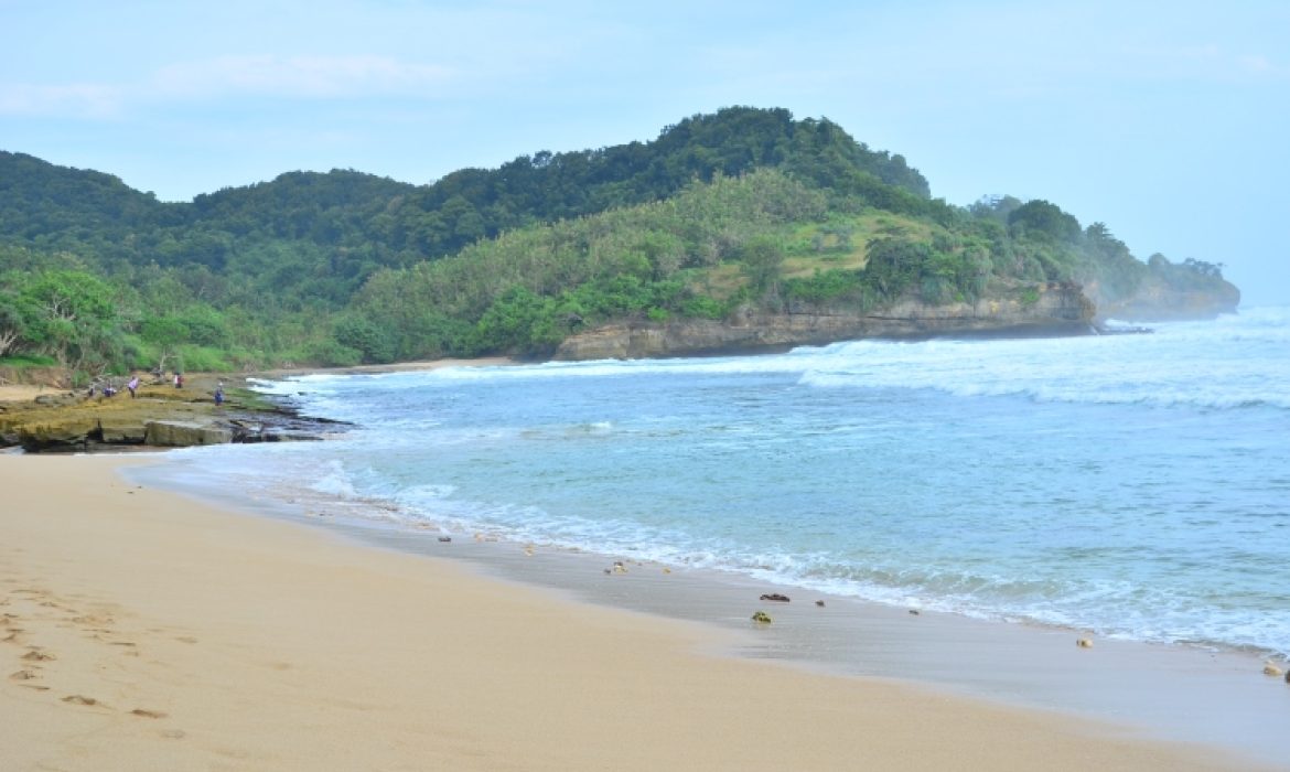 Pantai Molang Tulungagung, Pantai Anggun Yang Mempesona