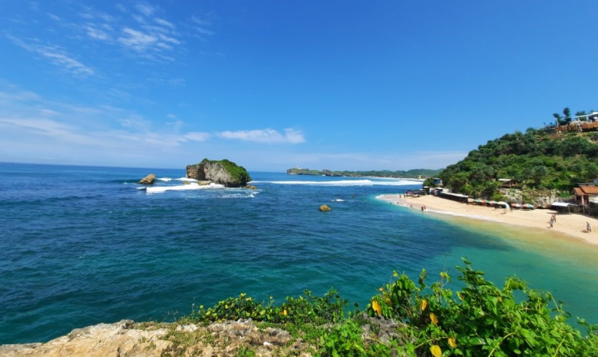 Pantai Ngandong Gunung Kidul, Pantai Pasir Putih Yang Eksotis