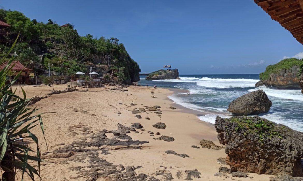 Pantai Ngrawe Gunung Kidul – Daya Tarik, Acara Liburan, Lokasi & Harga Tiket