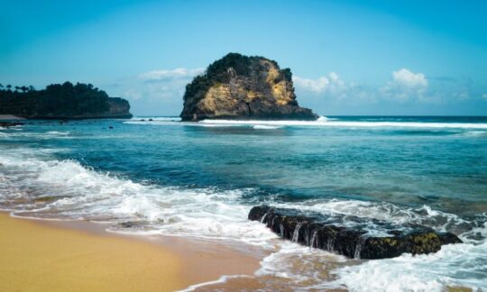 Pantai Ngudel, Pantai Anggun Dengan Pemandangan Alam Memukau Di Malang