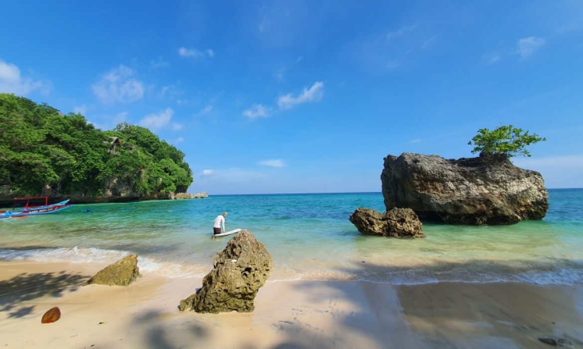 Pantai Padang Padang Bali – Daya Tarik, Aktivitas Piknik, Lokasi & Harga Tiket