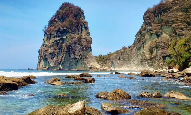 Pantai Pangasan, Menikmati Keindahan Lautan Dengan Batu Karang Eksotis Di Pacitan