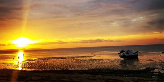 Pantai Pasir Panjang Kupang, Pesona Pantai Indah & Pemandangan Sunset Yang Mempesona