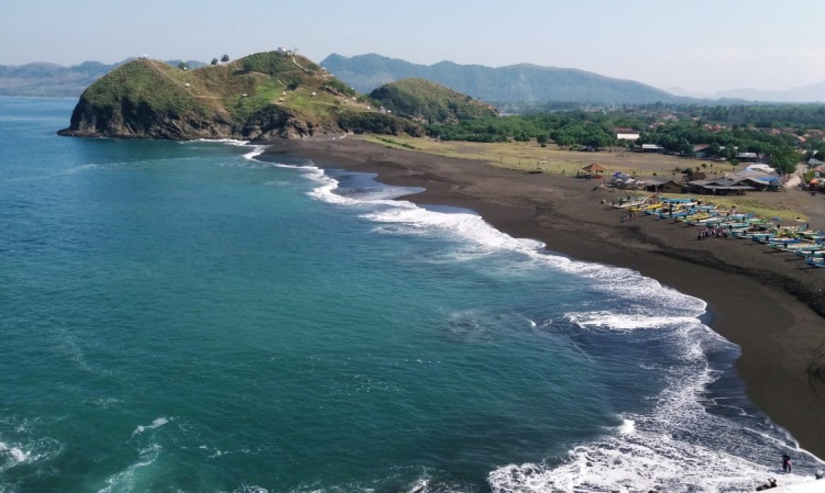 Pantai Payangan Jember – Daya Tarik, Aktivitas Piknik, Lokasi & Harga Tiket