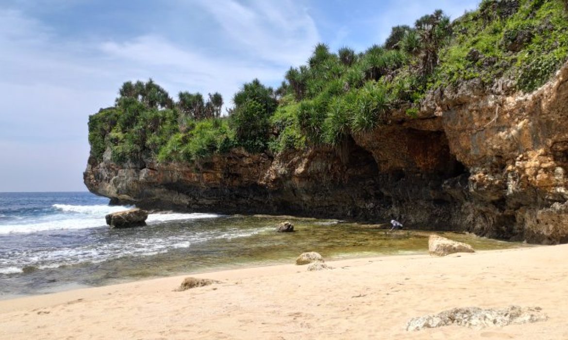 Pantai Peyuyon, Pantai Eksotis Dengan Tebing Berupa  Gua Di Gunung Kidul