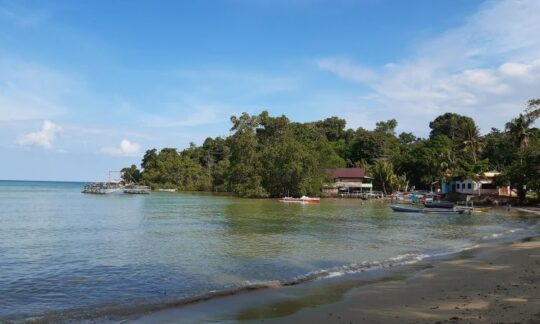 Daya Tarik Pantai Ponnori, Pantai Dengan Perpaduan Pasir Putih & Merah Di Luwu