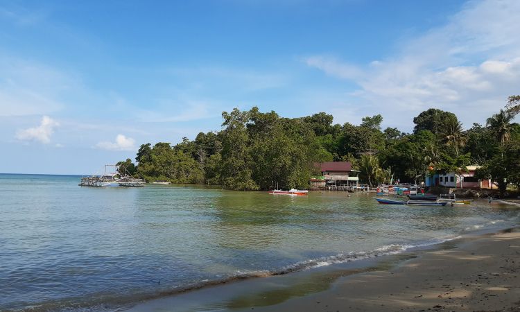 Daya Tarik Pantai Ponnori, Pantai Dengan Perpaduan Pasir Putih & Merah Di Luwu