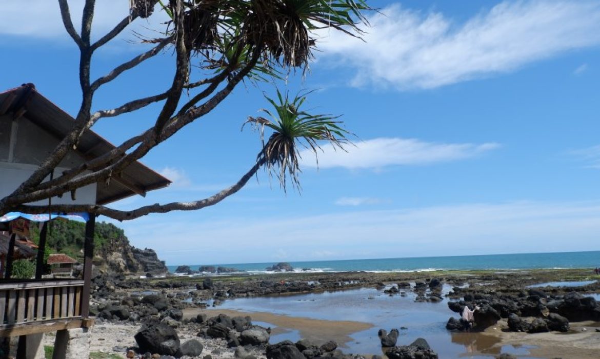 Pantai Rancabuaya Garut – Pesona, Acara Piknik, Lokasi & Harga Tiket