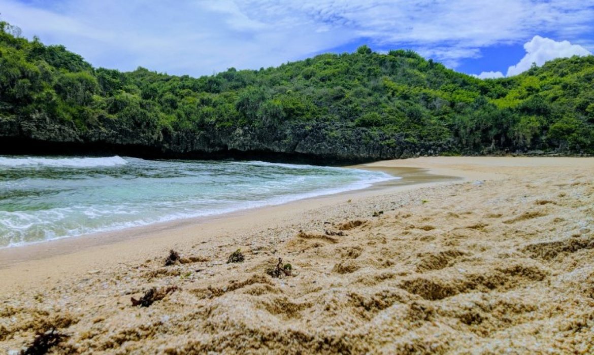 Pantai Sedahan Gunung Kidul, Pantai Eksotis Yang Diapit Bukit Karang