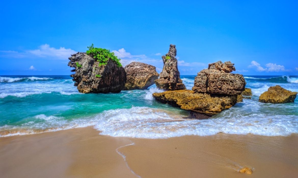 Pantai Selok Malang, Pantai Cantik Perpaduan Pasir Putih & Bebatuan Karang