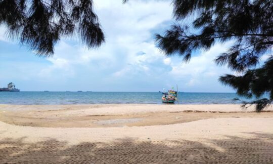 Pantai Semilir, Pantai Pasir Putih Dengan View Sunset Memesona Di Tuban