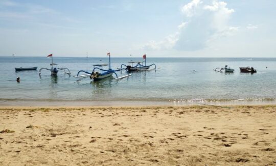 Pantai Sindhu, Pantai Indah Dengan Pemandangan Sunset & Sunrise Di Bali