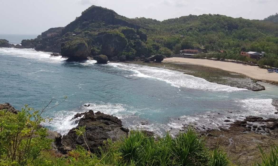 Pantai Siung Gunung Kidul, Pantai Eksotis & Spot Panjat Tebing Favorit