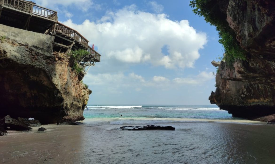 Pantai Suluban Bali, Pantai Eksotis Yang Tersembunyi Dibalik Kerikil Karang