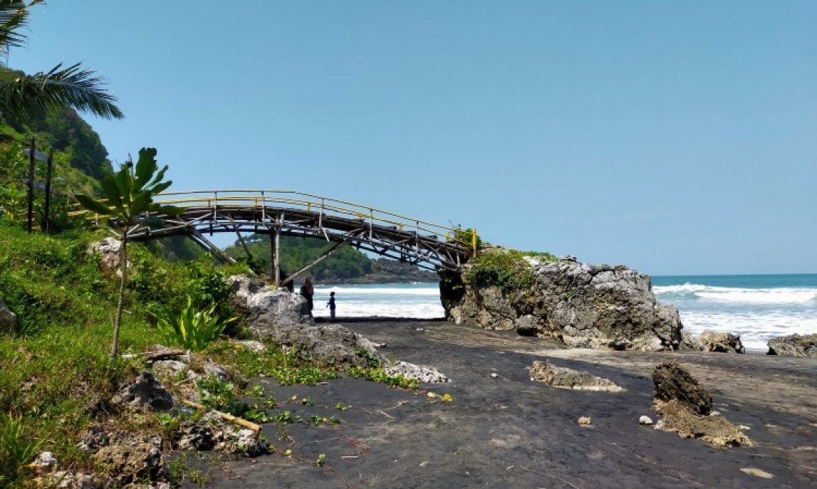 Pantai Surumanis Kebumen – Pesona, Acara Liburan, Lokasi & Harga Tiket