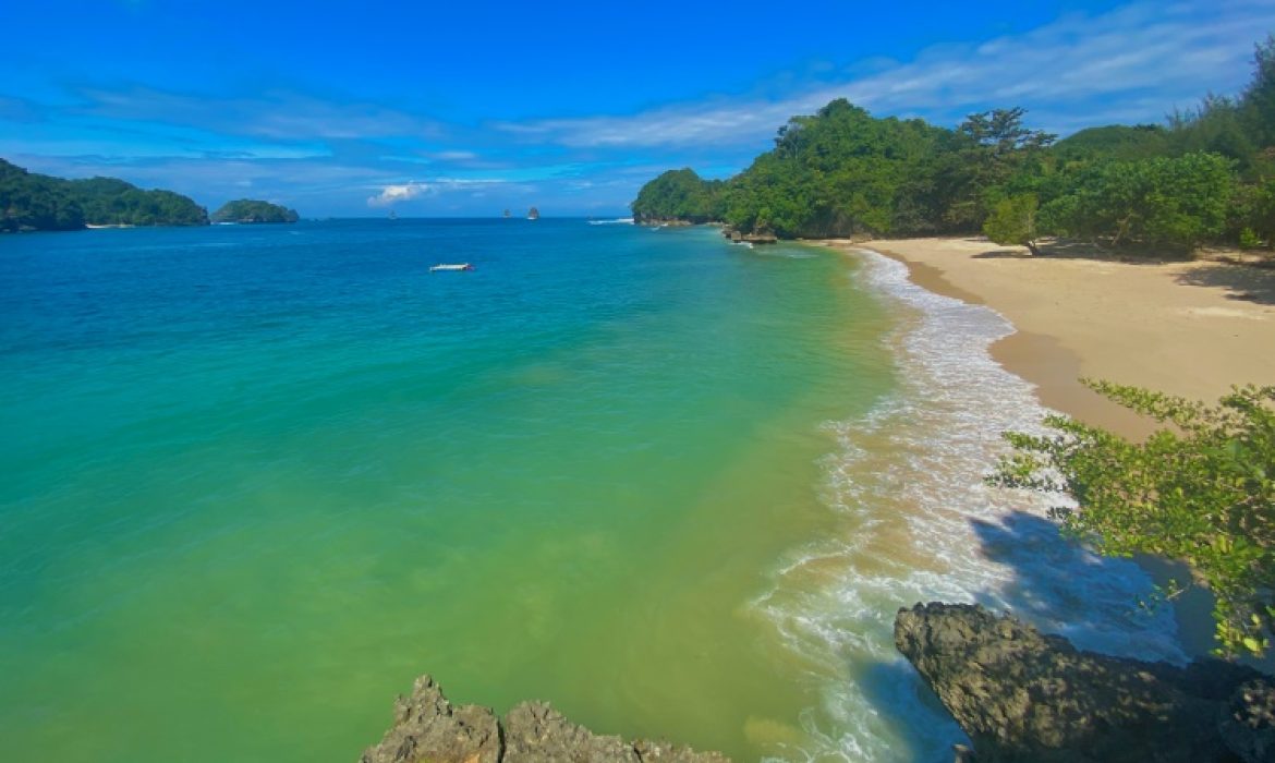 Pantai Tiga Warna Malang – Daya Tarik, Acara Piknik, Lokasi & Harga Tiket