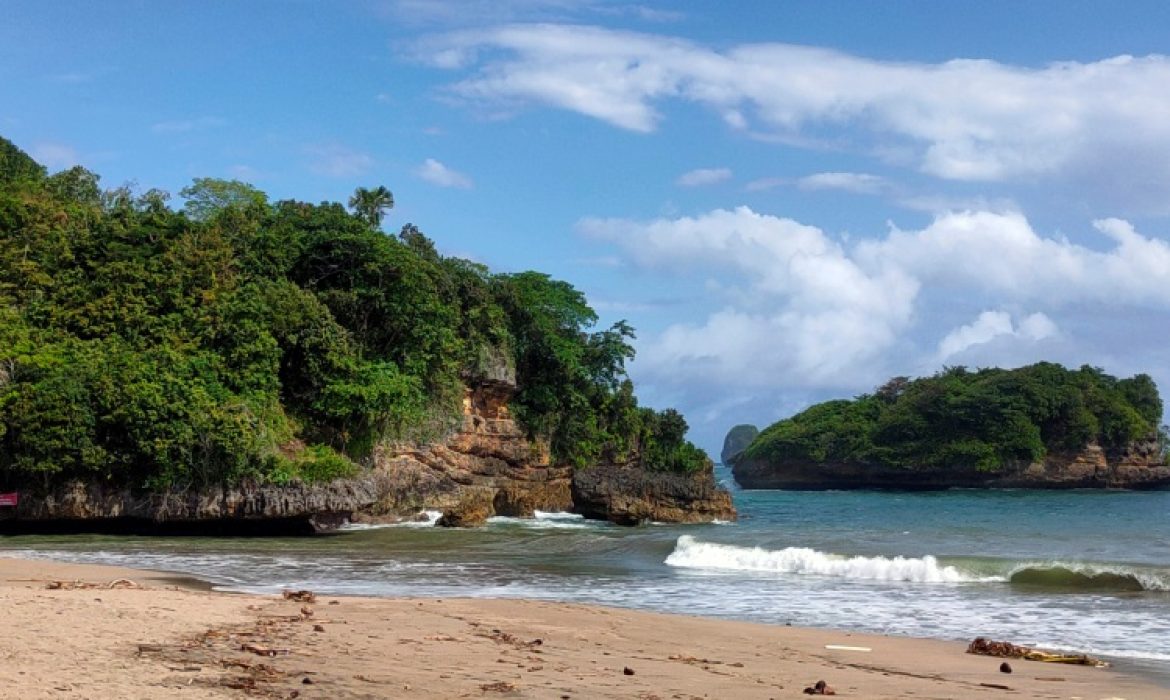 Pantai Ungapan Malang – Daya Tarik, Aktivitas Piknik, Lokasi & Harga Tiket