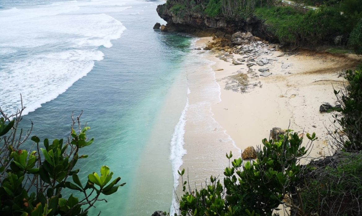 Pantai Batu Karung Pacitan – Daya Tarik, Acara Piknik, Lokasi & Harga Tiket