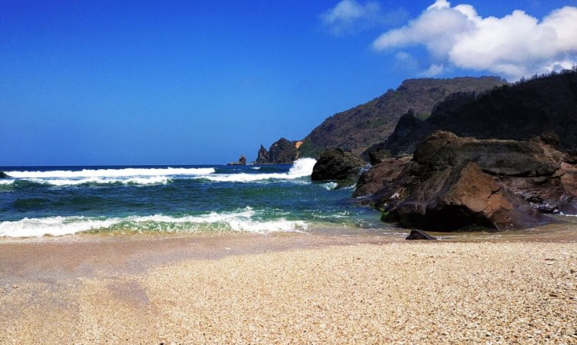 Pantai Wediombo Gunung Kidul – Daya Tarik, Kegiatan Liburan, Lokasi & Harga Tiket