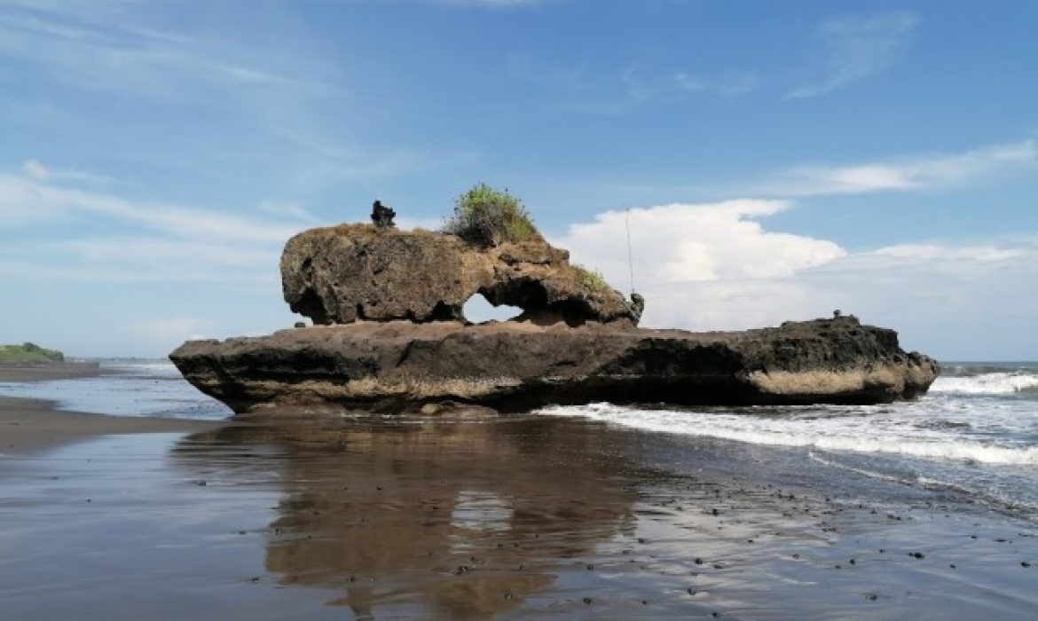 Pantai Yeh Gangga, Pantai Unik Dengan Pasir Hitamnya Yang Eksotis Di Tabanan Bali