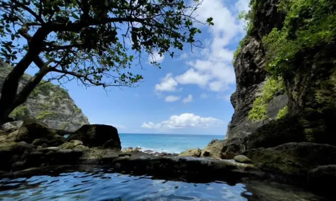 Tembeling Beach, Pantai Unik Dengan Sumber Mata Air Alami Di Klungkung Bali