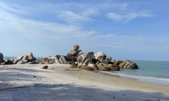 Pantai Rambak, Menikmati Indahnya Panorama Alam Sembari Kulineran Di Bangka