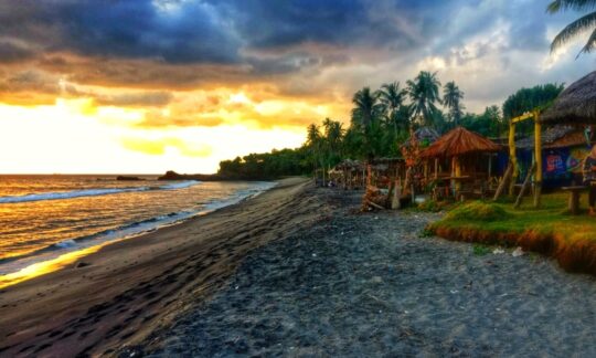 Pantai Kerandangan, Pantai Manis Dengan Panorama Alam Yang Menawan  Di Lombok