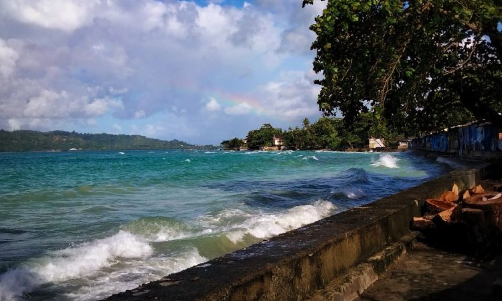Pantai Natsepa, Pantai Indah Dengan View Alam Yang Menawan  Di Maluku
