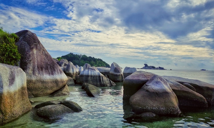 10 Pantai Terindah Di Belitung Yang Wajib Anda Kunjungi