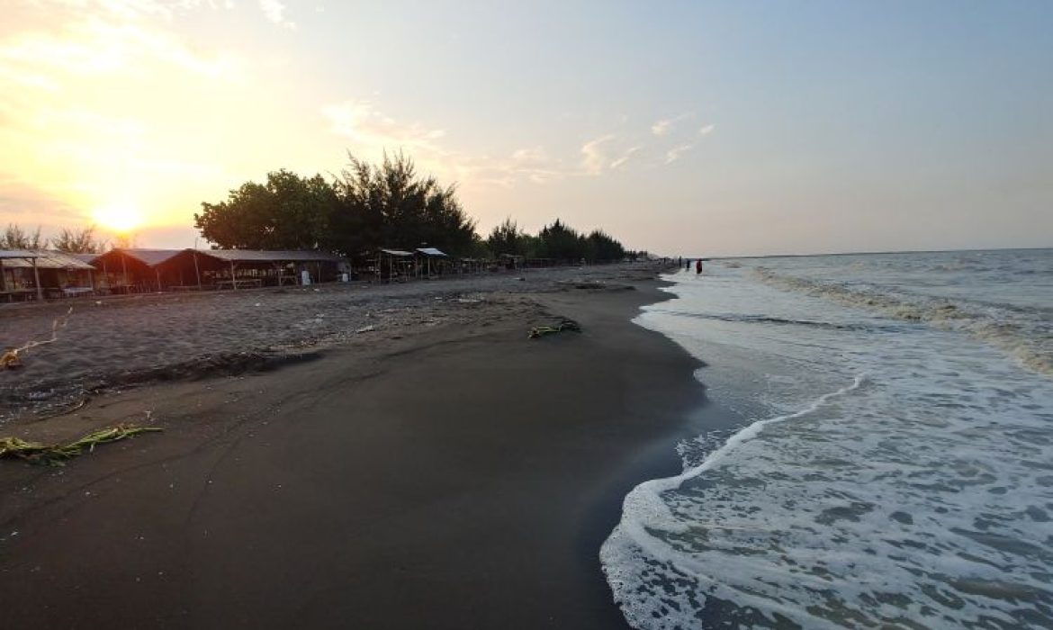 Pantai Randusanga Indah Brebes – Pesona, Kegiatan Piknik, Lokasi & Harga Tiket