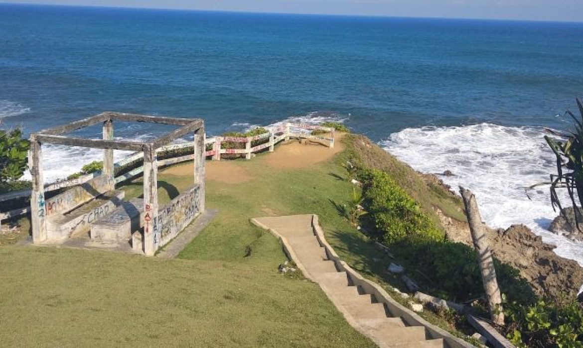 Pantai Karang Tawulan, Pantai Dengan Hamparan Bukit Nan Hijau Di Tasikmalaya