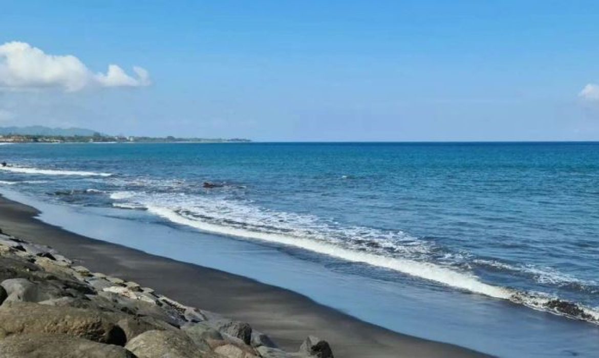 Pantai Lebih, Pantai Unik Dengan Hamparan Pasir Hitam Di Gianyar Bali