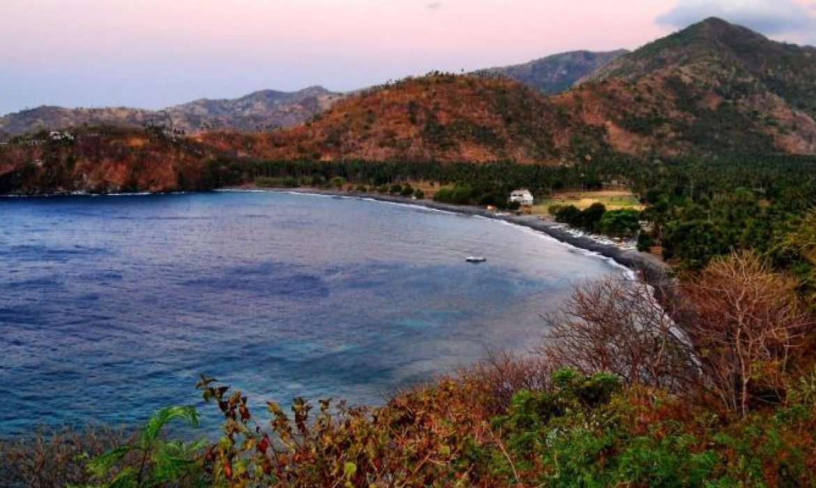 Pantai Malimbu, Spot Terbaik Menikmati Pemandangan Sunset Di Lombok