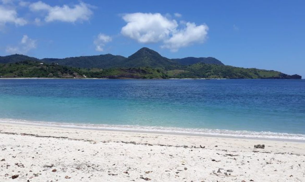 Pesona Pantai Maluk, Pantai Favorit Para Pecinta Surfing Di Sumbawa