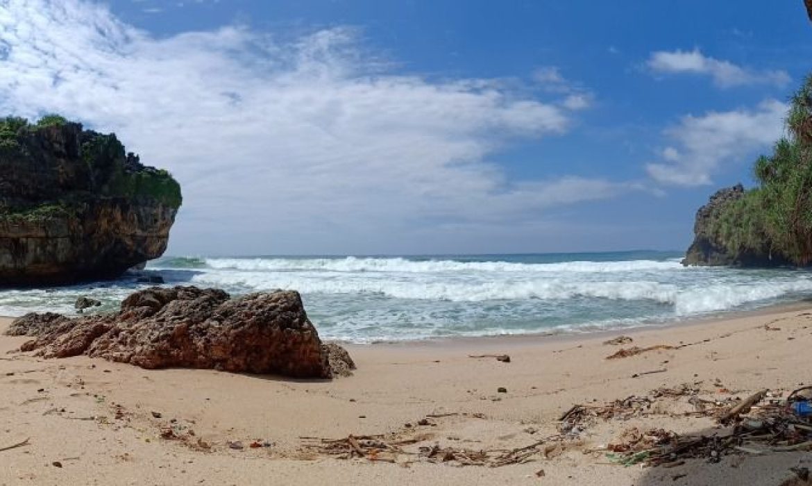 Pantai Ngrawah, Daya Tarik Pantai Pasir Putih & Tebing Karang Eksotis Di Gunung Kidul