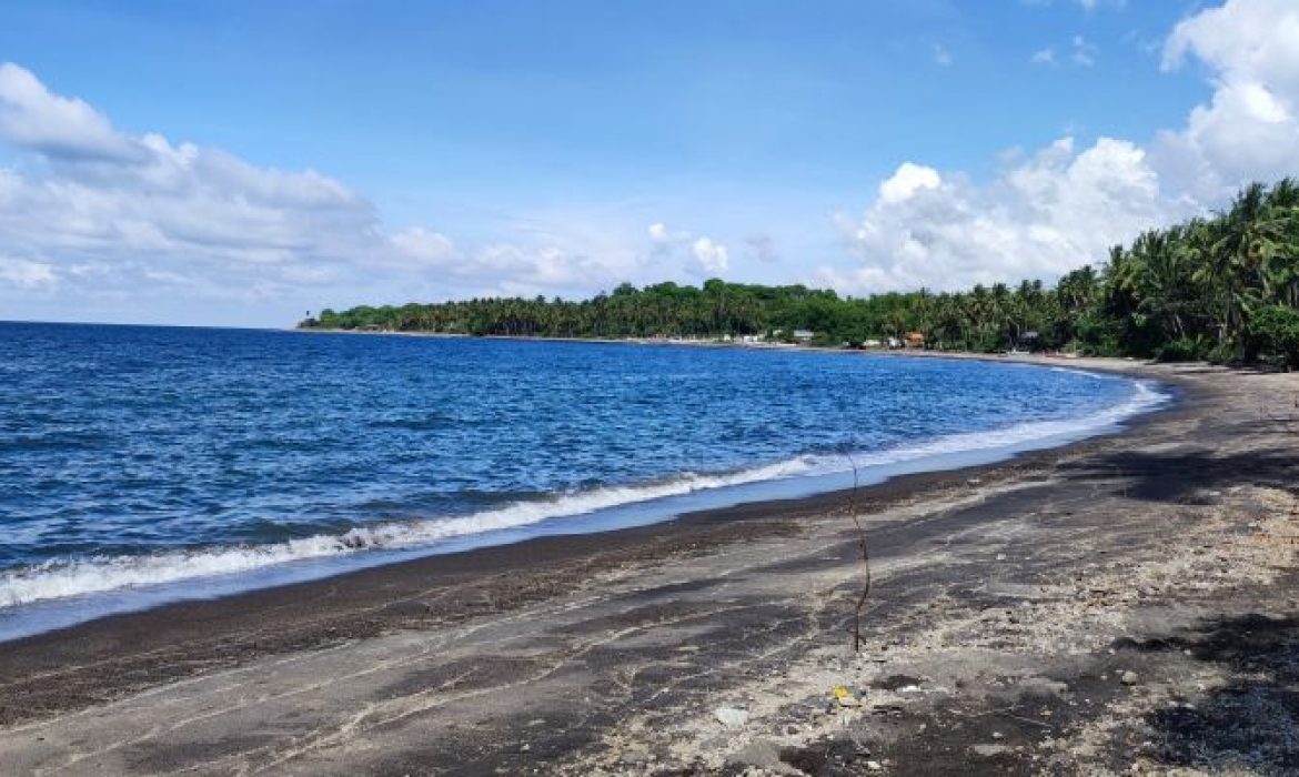 Pantai Tebing, Daya Tarik Pantai Pasir Hitam Eksotis Di Lombok Utara