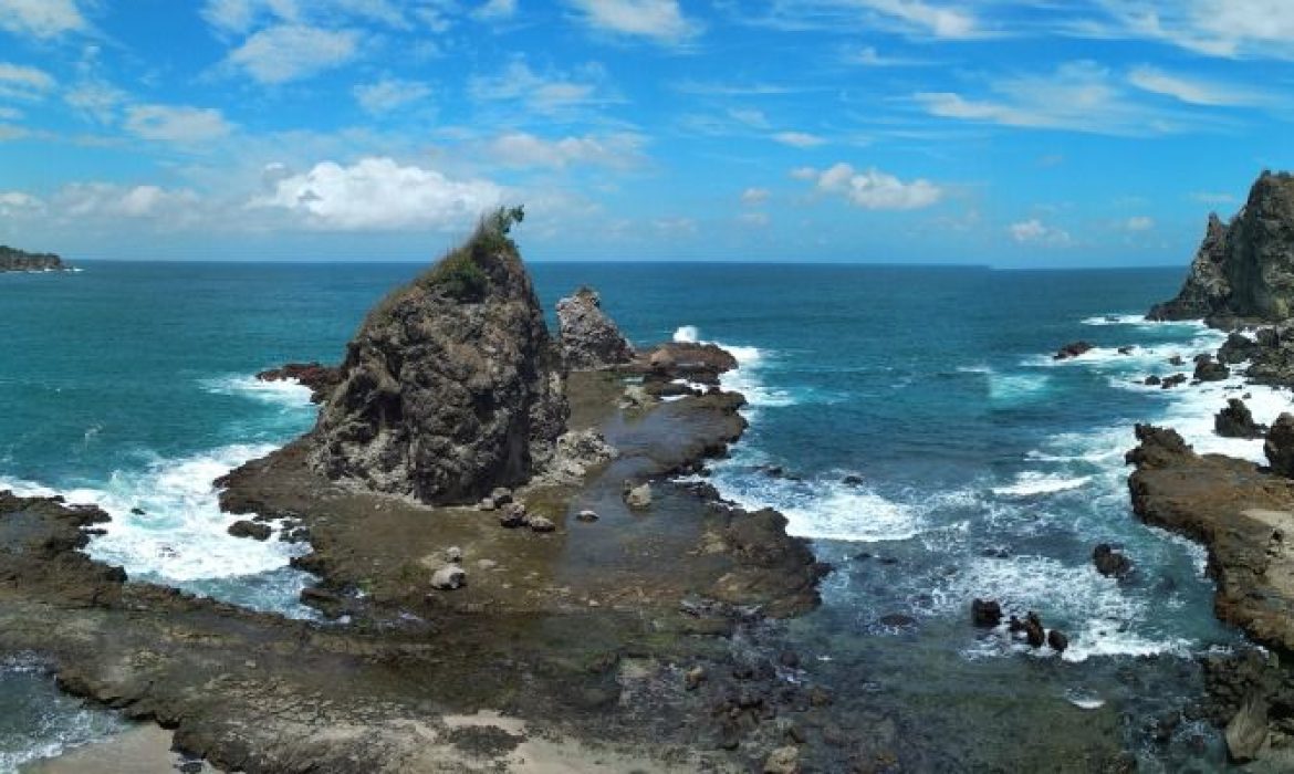 Pantai Kerikil Lumbung, Pantai Dengan Hamparan Kerikil Eksotis Di Gunung Kidul