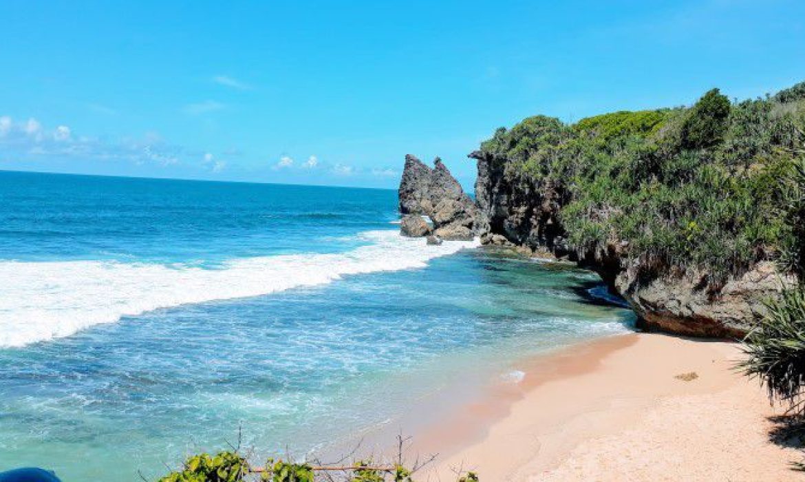 Pantai Widodaren, Nirwana Maritim Tersembunyi Nan Eksotis Di Gunung Kidul